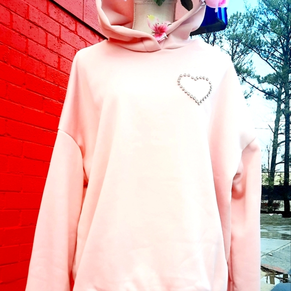 NEW💗open back  hoodie with rhinestone heart🩷!  All eyes will be on you🩷😉💋 - Picture 8 of 10